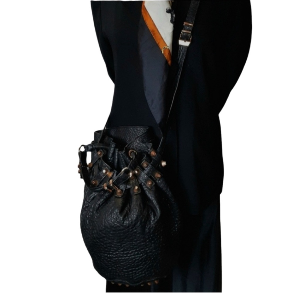 Alexander Wang Black leather crossbody bucket bag with silver hardware - Picture 3 of 9